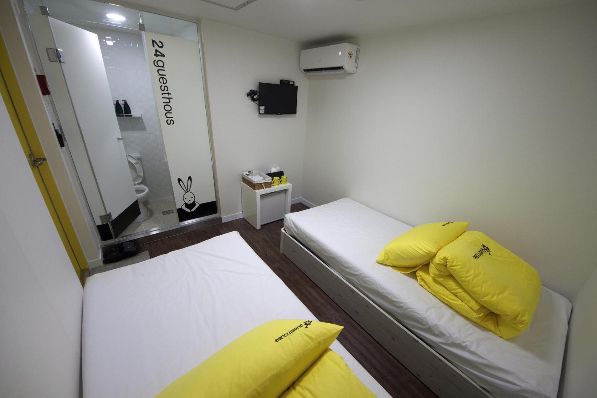 24 Guesthouse Myeongdong Town Seul Cameră foto